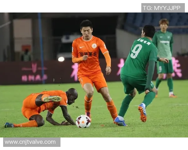 广州与杭州足球队赛后分析：战术配合与关键时刻的表现探讨